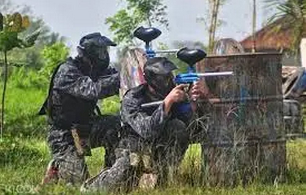 people playingying paintball in rishikesh