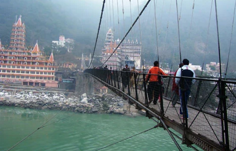 people enjoying cliff jumping around Pacific Inn - best riverside resort in rishikesh